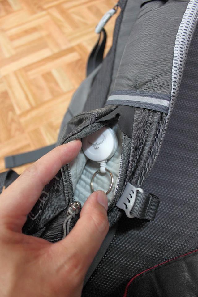 小鷹Osprey Momentum開箱,一款可以城市通勤騎行使用的背包