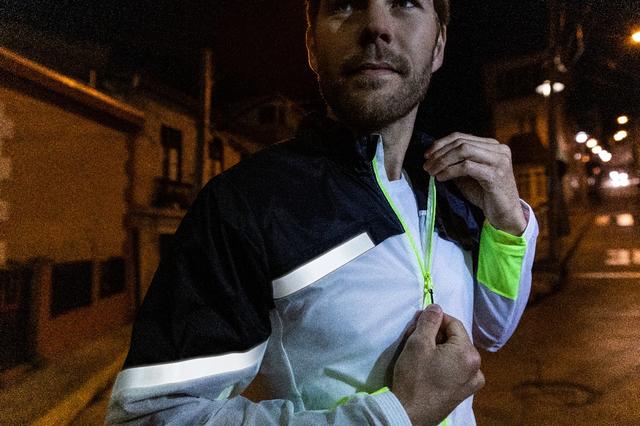 Brooks布魯克斯夜光限定款跑鞋上市,為跑者變身閃亮的角色