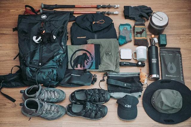 驢友都喜歡背包,來看看包里都裝了哪些東西?