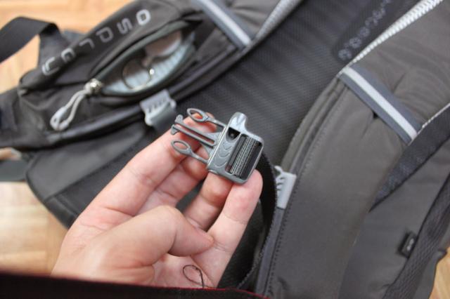 小鷹Osprey Momentum開箱,一款可以城市通勤騎行使用的背包