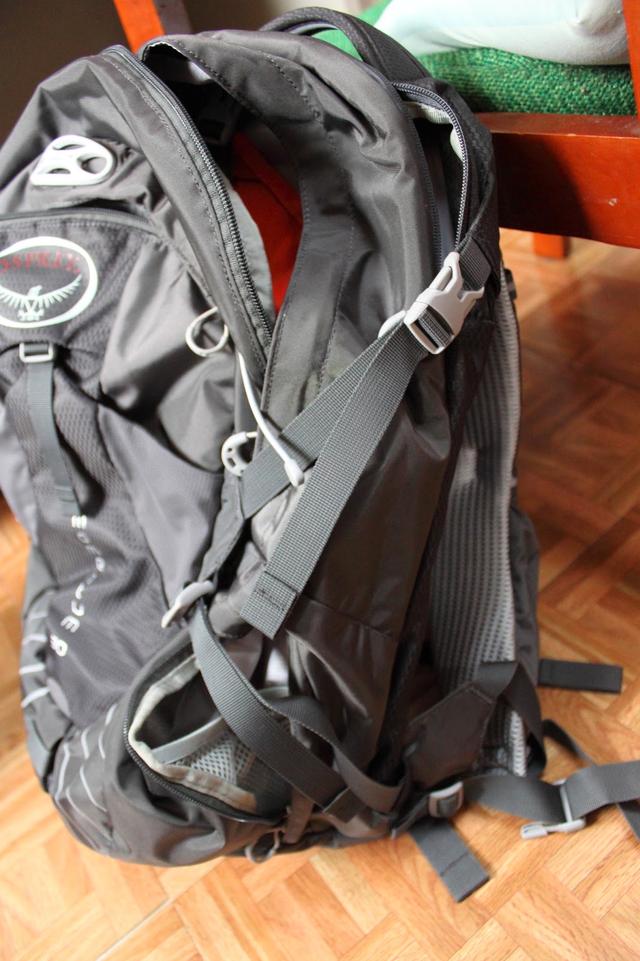 小鷹Osprey Momentum開箱,一款可以城市通勤騎行使用的背包