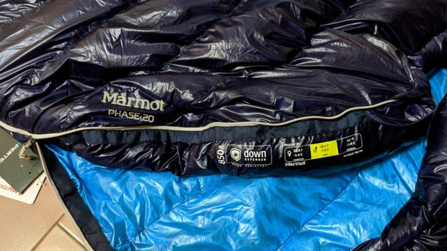土撥鼠Marmot羽絨絨睡袋開(kāi)箱,戶外野營(yíng)還是要靠睡袋
