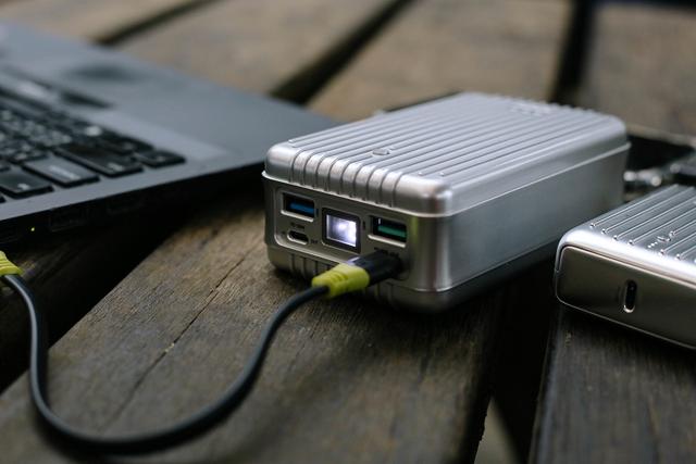 便攜充電寶開箱,登山、露營都方便用的Zendure移動電源