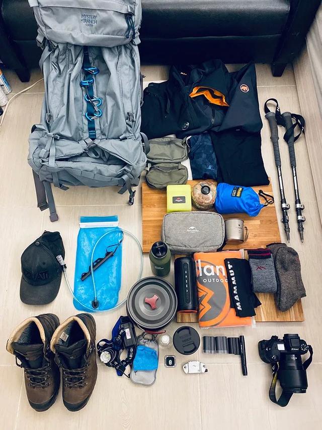 驢友都喜歡背包,來看看包里都裝了哪些東西?
