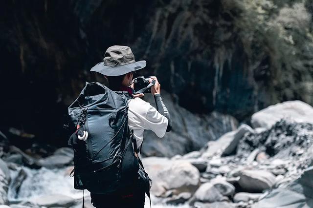驢友都喜歡背包,來看看包里都裝了哪些東西?