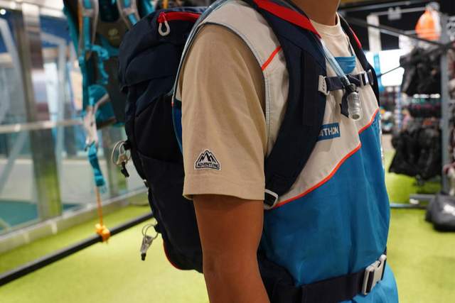 新手還是去迪卡儂買戶外裝備,一件衣服也就幾十塊錢