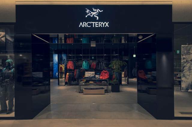 始祖鳥的裝備一直在網上看過,這家在日本的專賣店第一次進去看