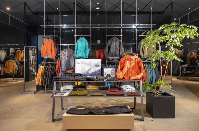 始祖鳥的裝備一直在網上看過,這家在日本的專賣店第一次進去看