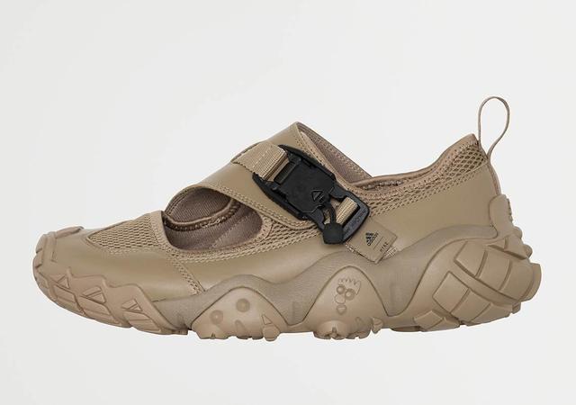 阿迪達(dá)斯adidas聯(lián)名款再現(xiàn)天足系列,科比曾穿過第一雙戰(zhàn)靴