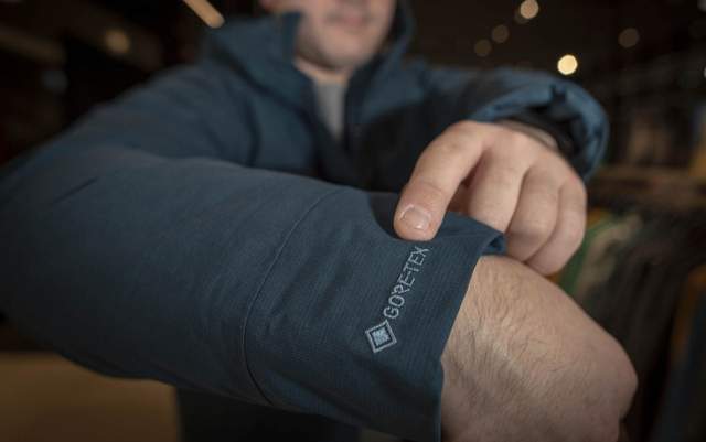 始祖鳥的裝備一直在網上看過,這家在日本的專賣店第一次進去看