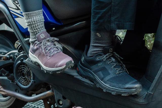 小情侶穿上Salomon薩洛蒙徒步鞋去爬山,這才是真正的愛情