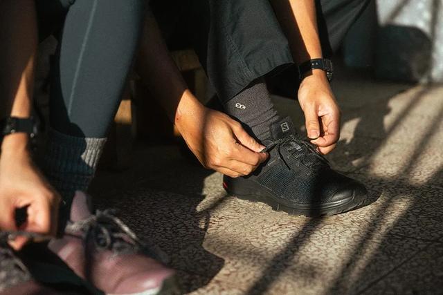 小情侶穿上Salomon薩洛蒙徒步鞋去爬山,這才是真正的愛情