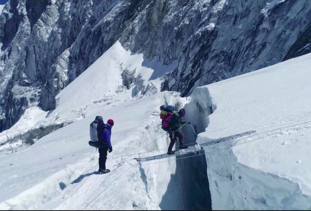 瑞士奢侈品牌Bally巴利做實事,派人上珠穆朗瑪峰清理垃圾
