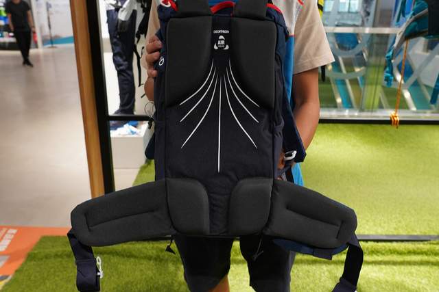 新手還是去迪卡儂買戶外裝備,一件衣服也就幾十塊錢