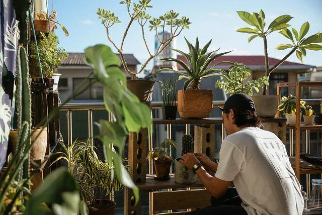 小情侶穿上Salomon薩洛蒙徒步鞋去爬山,這才是真正的愛情