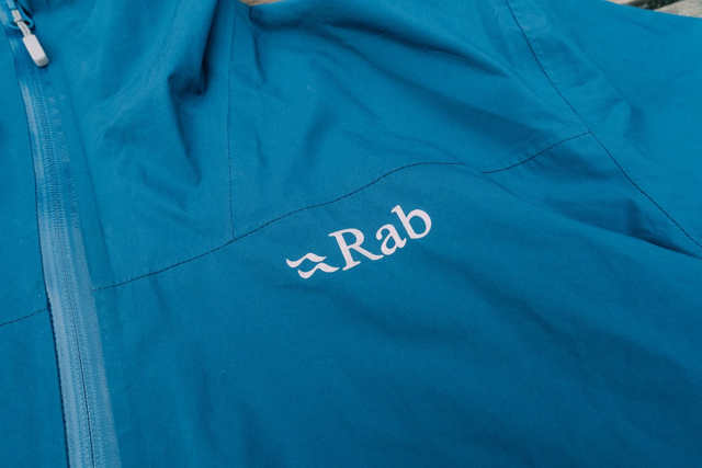 該買一款什么樣的沖鋒衣?入手英國品牌Rab防水沖鋒衣外套開箱