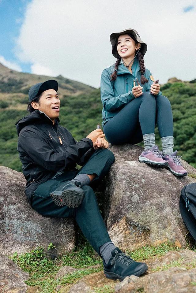 小情侶穿上Salomon薩洛蒙徒步鞋去爬山,這才是真正的愛情