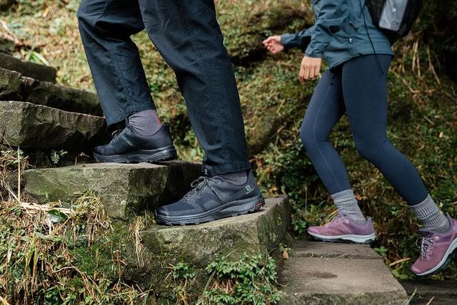 小情侶穿上Salomon薩洛蒙徒步鞋去爬山,這才是真正的愛情