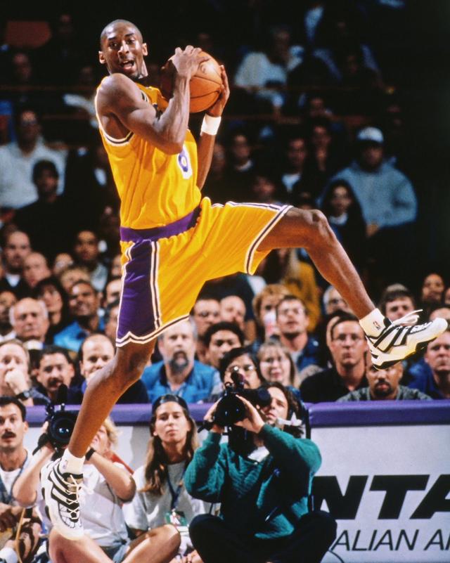 阿迪達(dá)斯adidas聯(lián)名款再現(xiàn)天足系列,科比曾穿過第一雙戰(zhàn)靴