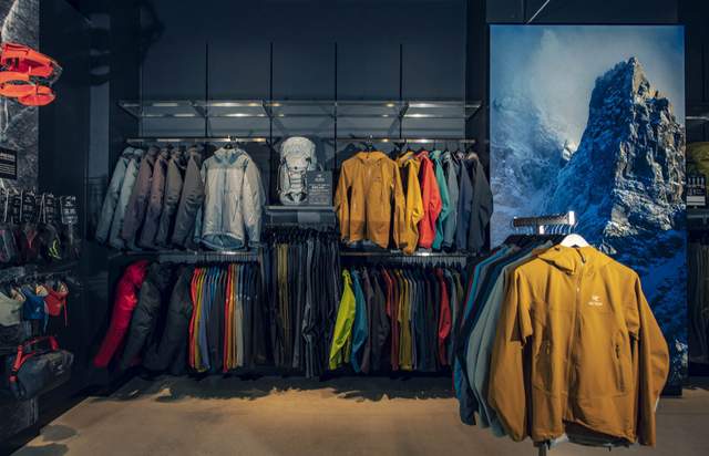 始祖鳥的裝備一直在網上看過,這家在日本的專賣店第一次進去看