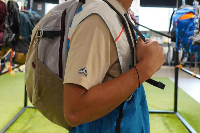 新手還是去迪卡儂買戶外裝備,一件衣服也就幾十塊錢