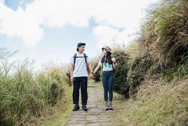 小情侶穿上Salomon薩洛蒙徒步鞋去爬山,這才是真正的愛情