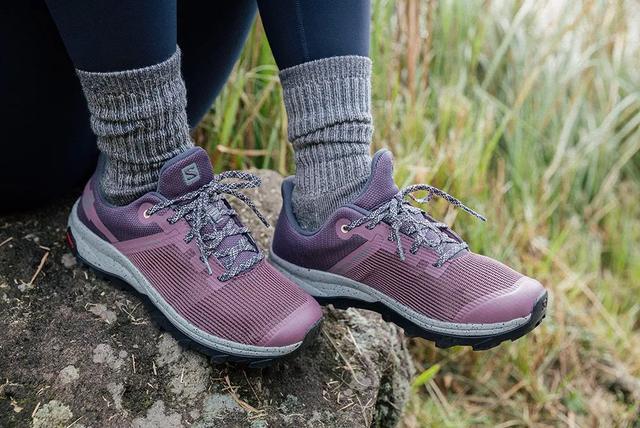 小情侶穿上Salomon薩洛蒙徒步鞋去爬山,這才是真正的愛情