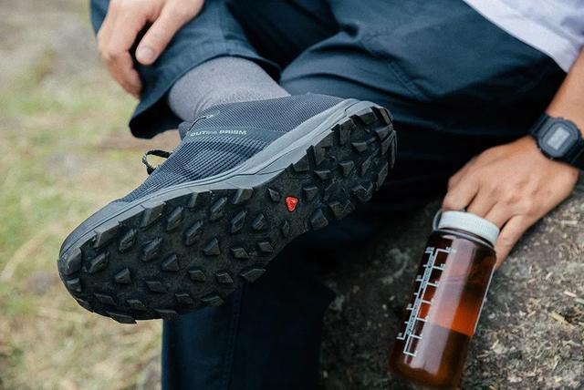 小情侶穿上Salomon薩洛蒙徒步鞋去爬山,這才是真正的愛情