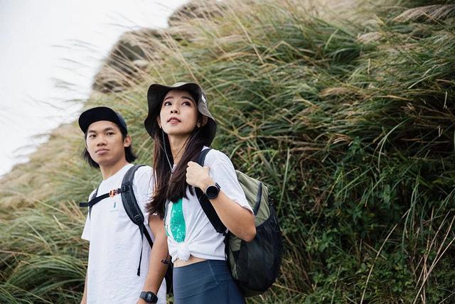 小情侶穿上Salomon薩洛蒙徒步鞋去爬山,這才是真正的愛情