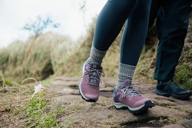 小情侶穿上Salomon薩洛蒙徒步鞋去爬山,這才是真正的愛情