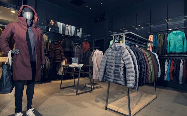 始祖鳥的裝備一直在網上看過,這家在日本的專賣店第一次進去看