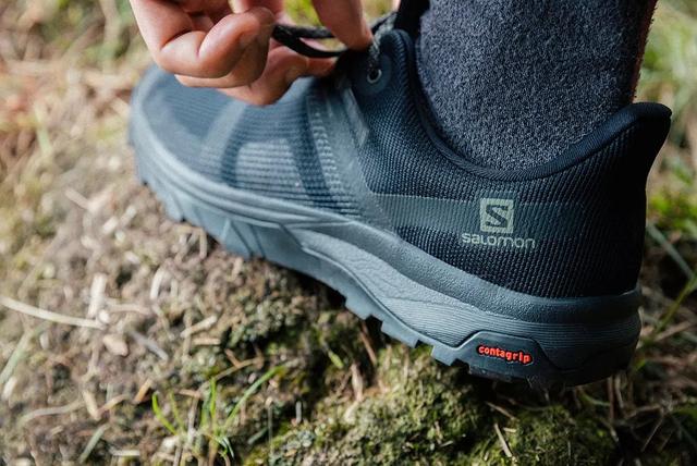 小情侶穿上Salomon薩洛蒙徒步鞋去爬山,這才是真正的愛情