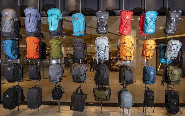 始祖鳥的裝備一直在網上看過,這家在日本的專賣店第一次進去看