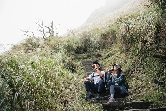 小情侶穿上Salomon薩洛蒙徒步鞋去爬山,這才是真正的愛情