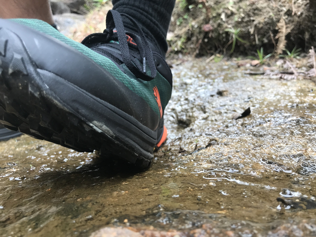 別老盯著HOKA ONE ONE厚底跑鞋,這款跑鞋才夠小眾