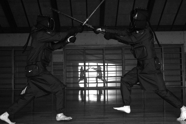 UNDERCOVER和Nike聯(lián)乘的機(jī)能服,你想不到還有十幾種穿法