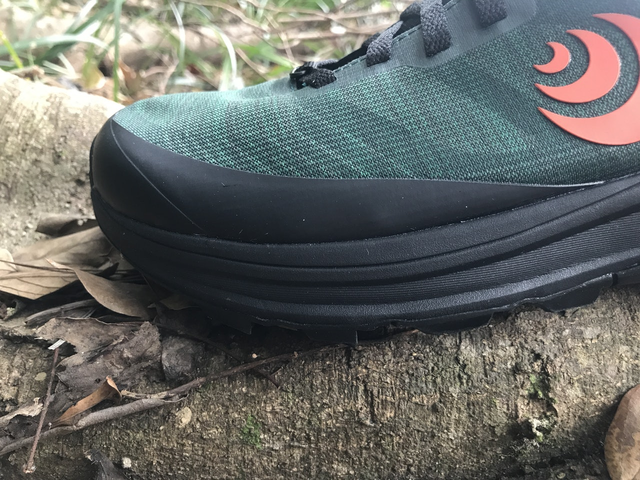 別老盯著HOKA ONE ONE厚底跑鞋,這款跑鞋才夠小眾