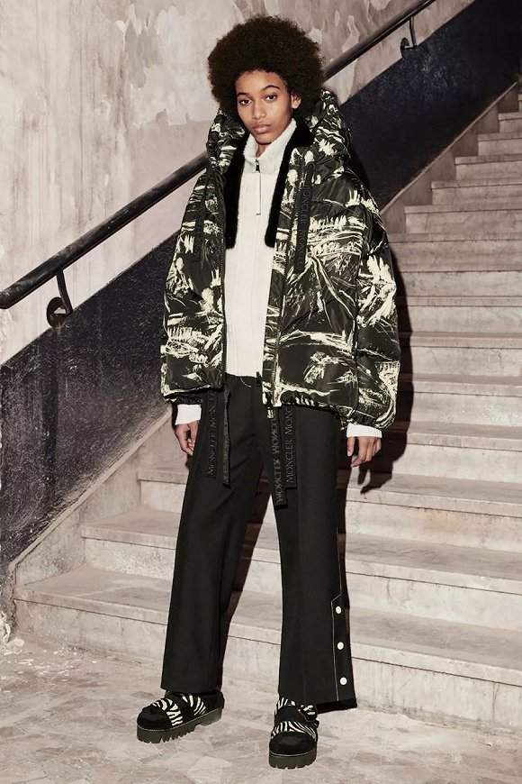 月薪一萬都買不起了,這些羽絨服均價上千甚至上萬元你買得起嗎?