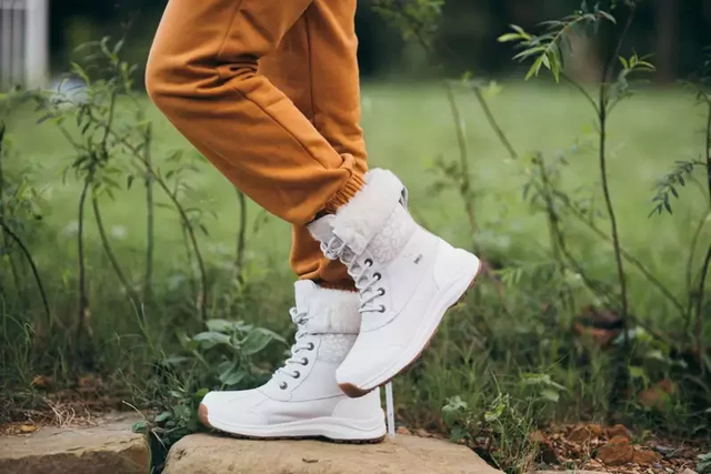 濕冷天露營如何穿出時尚感?UGG推出的新靴防水又保暖