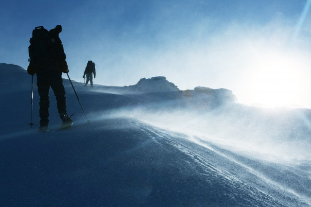 有人在凍死前反而熱的想脫衣服?寒冷天氣當心失溫
