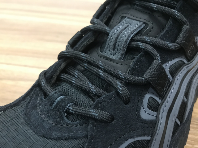 20年前的老土設(shè)計,亞瑟士重新打造,這款復(fù)古越野跑鞋再度回歸