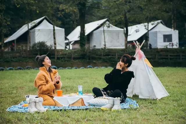 濕冷天露營如何穿出時尚感?UGG推出的新靴防水又保暖