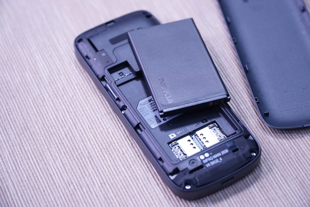 諾基亞手機開箱,2021年了還在用功能機,超長待機便宜又好用