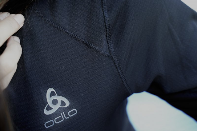 保暖內衣真人測評,這件來自瑞士品牌的ODLO奧遞樂輕薄好看又保暖