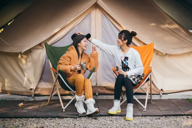 濕冷天露營如何穿出時尚感?UGG推出的新靴防水又保暖