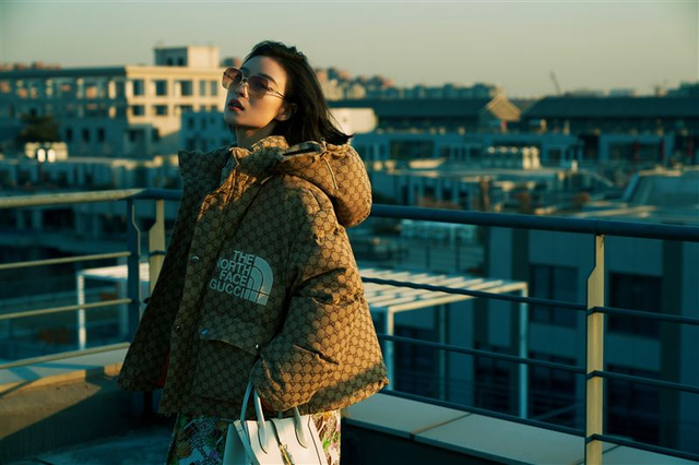 蕭敬騰最近曬了一件The North Face和GUCCI聯(lián)名白色T恤,鹿晗穿搭這件太帥了