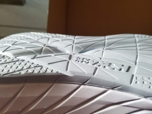 Hoka One One全新跑鞋開箱,大家能買得起的碳板跑鞋