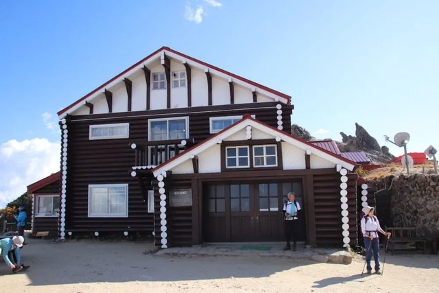 山上沒住的也沒好吃的?帶大家看看國外山屋可以豪華到什么地步