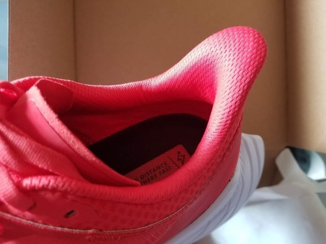 Hoka One One全新跑鞋開箱,大家能買得起的碳板跑鞋