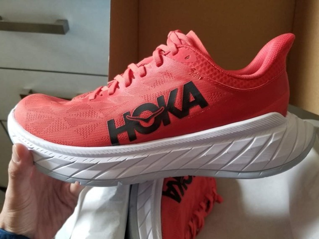 Hoka One One全新跑鞋開箱,大家能買得起的碳板跑鞋
